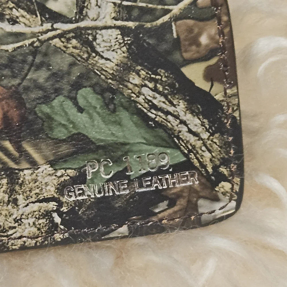 2000s Camo print leather cell phone belt clip holster with leaf Camoflauge